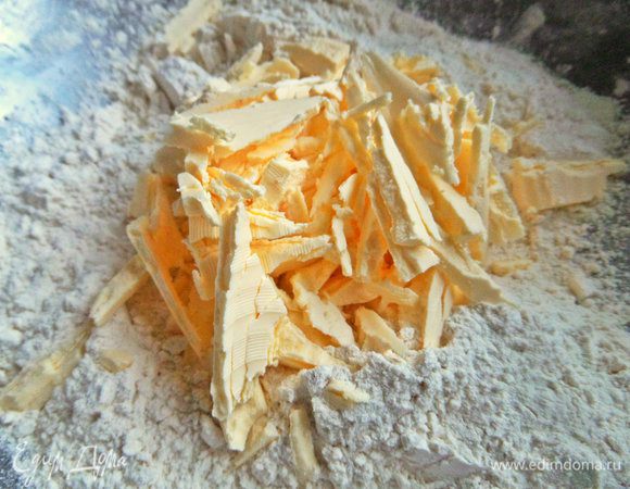 В просеянную муку порубить холодное масло или сливочный маргарин.