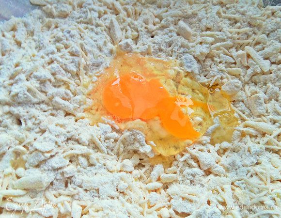 Вбить крупное яйцо.