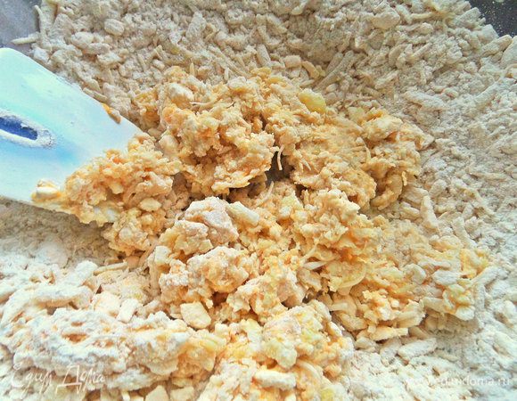 Перемешать лопаткой или ложкой.