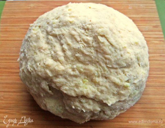 Затем руками обмять немного липкое тесто.