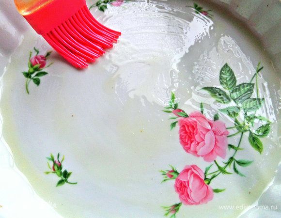 Форму обильно смазать маслом.