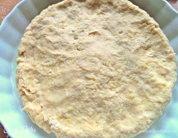 Распределить тесто по дну формы.