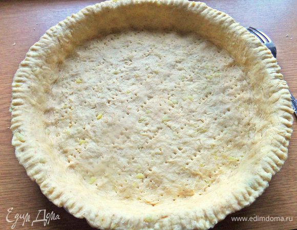 Наколоть дно вилкой.