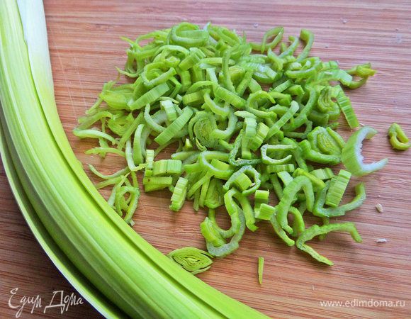Лук нашинковать.