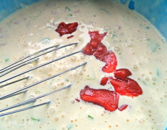 Томатную пасту для цвета и вкуса.