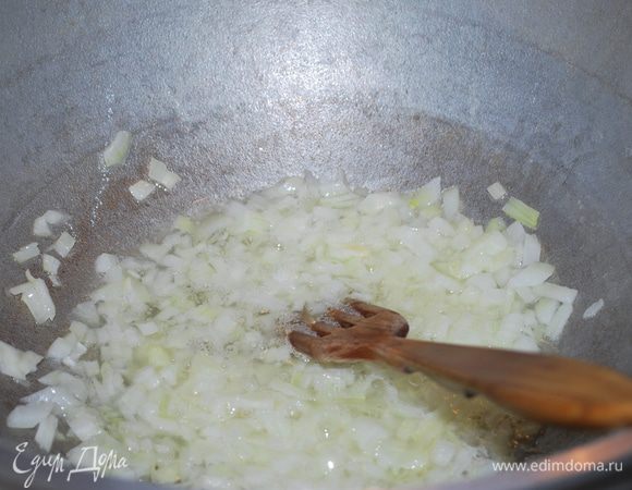 В казане или кастрюле с толстым дном обжариваем лук.