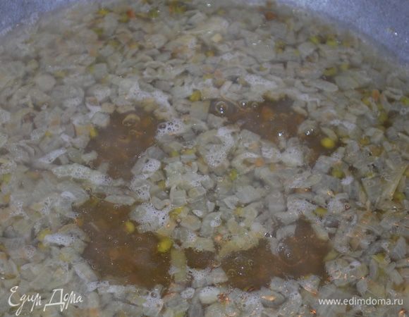 К машу с луком добавляем кипяченую воду. Варим маш примерно 20 минут с закрытой крышкой.