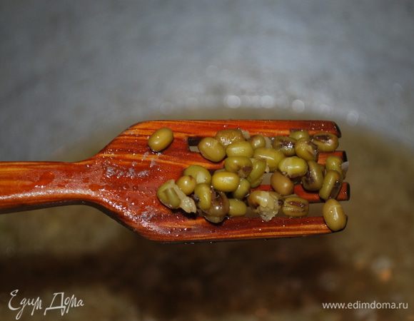 Примерно через 20 минут маш лопнет. Теперь добавляем промытый рис.