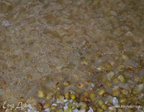 Солим по вкусу. Рис и маш варим еще примерно 15 минут.