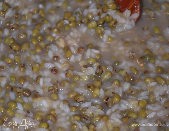 Маш и рис почти готовы. Перемешиваем кашу. Добавляем зиру по вкусу. Вместе с зирой варим еще 5 минут. Выключаем огонь. И даем каше настояться 15 — 20 минут. Постная каша готова.