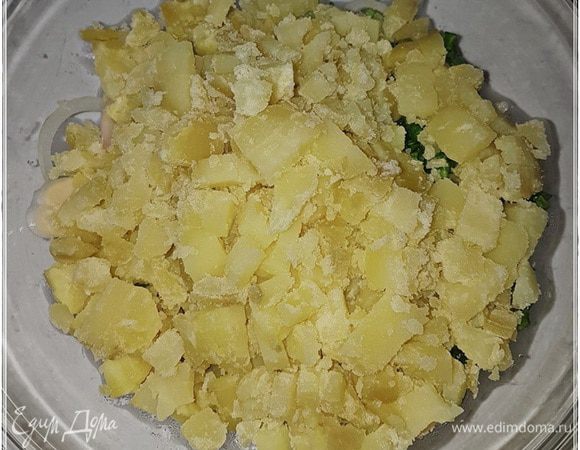 А вот картошку — кубиком. И резать обязательно горячая пока. Чтобы пальцы обжигала. А иначе — неинтересно.