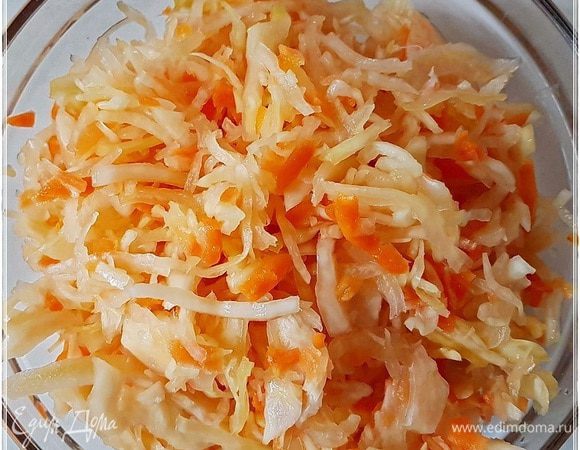 И, конечно, основное и главное, как я считаю, в этой еде — квашеная капуста. Самая обычная. Не закусочно-кислая или маринованная, а именно квашенная самым простым образом. Чтобы помимо солоноватости присутствовала такая резкая терпкость этой самой квашеной капусты.
Один момент. Все-таки март уже на пороге. Если капуста была заквашена осенью и уже появились какие-нибудь весенние особенности вкуса, конечно промойте. 
