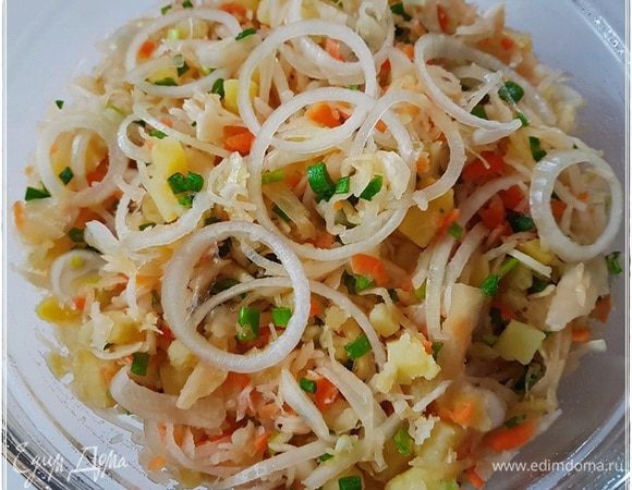 Два слова о пропорциях. Картофелин я взял пяток. Средних размеров. Лука, в пересчете на головки, три небольших. А капусты, вот тут надо ориентироваться на капустную кислоту и вкус. Но от одного до полутора объемов картошки и лука, вместе взятых, надо. 
Тщательно, но деликатно перемешать. Картошку старайтесь не помять.
