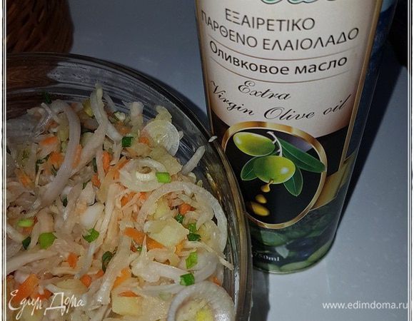 А заправлять салат только маслом. Постным. Оливковое холодного отжима тоже хорошо. Особенно вот такое. Из Киккского монастыря, что в Тродосских горах. Или еще какое экзотическое, типа из виноградных косточек или из ореха грецкого. Плохо не получится.