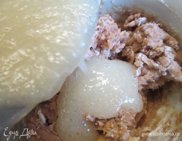 Соединяем  с масляной смесью. Перемешиваем.