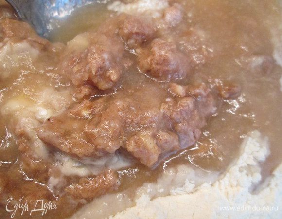 Вводим муку «Рязаночка», смешанную с разрыхлителем, перемешиваем. Если груши очень сочные, тесто получается слишком вязкое, добавляем немного муки.