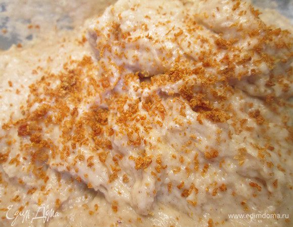 Добавляем цедру апельсина и тщательно перемешиваем.