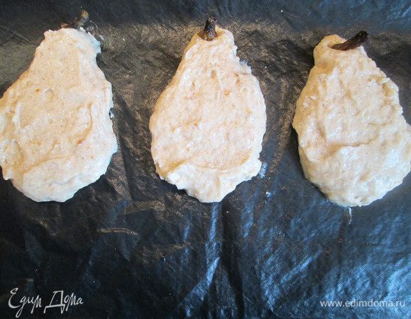 На противень кладем силиконовый коврик или пергаментную бумагу. Вырезаем трафарет в виде груши, чтобы легче формировать печенье. Трафарет можно нанести по всей поверхности бумаги и на рисунок выкладывать тесто. Я выкладывала тесто ложкой (толщина 0,5 см) и ею же делала форму груши (тесто вязкое). В заготовки можно вставить палочки от груш, яблок и семечки(у меня вместо семечек ореховая крошка). Выпекаем печенье при до 180°С 15 — 20 минут.