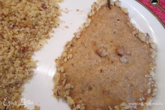 Края готового печенья смазываем медом и окунаем в дробленые орехи. Даем печенью подсохнуть.