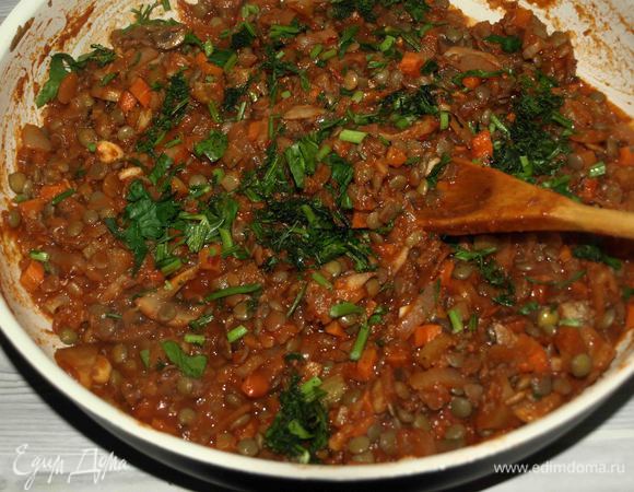 Тушим 10 минут, добавляем зелень.