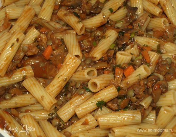 Тортильони отварить, как указано на пачке производителя, воду слить в чистую посуду.  Добавить к чечевично-томатному соусу  200 мл воды, в которой варились тортильони. Добавить тортильони и томить минуты 2-3. 