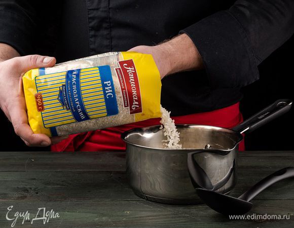 В сотейнике разогреть сливочное масло, всыпать промытый рис Краснодарский ТМ «Националь». Обжарить его, помешивая, пока рис не покроется блестящей корочкой. 