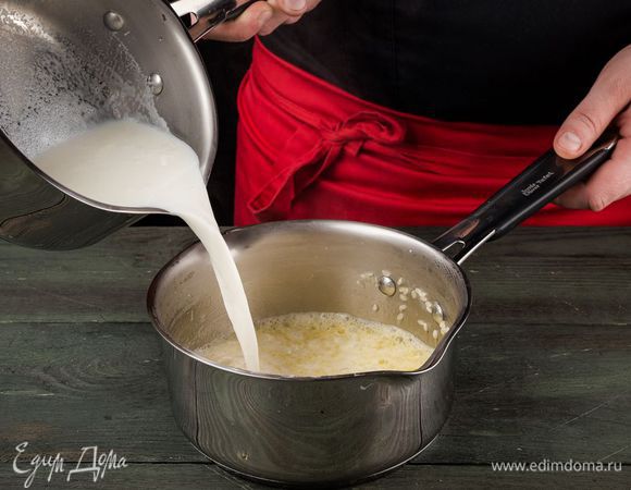 Влить к рису кипящее молоко, добавить щепотку соли и натертую цедру лимона. Рис потомить в молоке на медленном огне. 