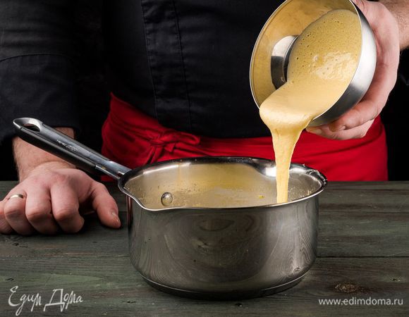 Желтки взбить с сахаром в пену. Добавить их в молочно-рисовую смесь, перемешать все тщательно и снять с огня.