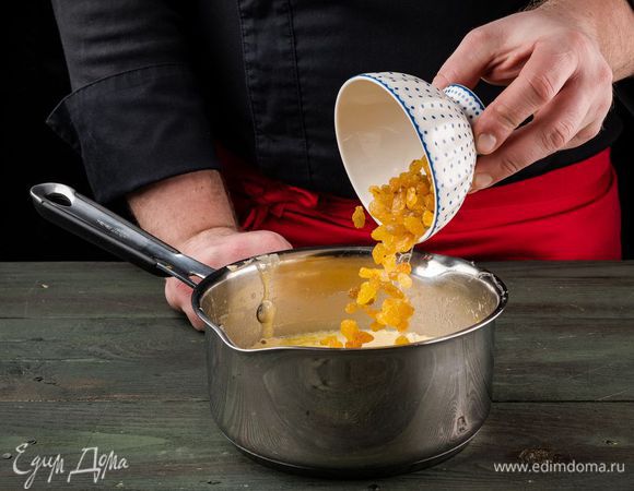 Изюм залить лимонным соком и добавить в основную смесь. 