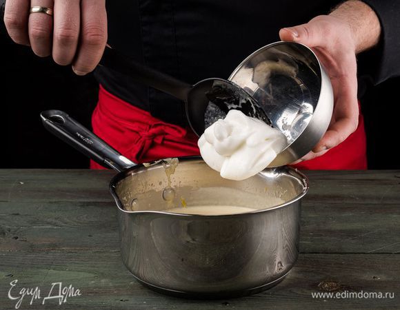 Белки взбить в густую пену и тоже ввести в основную массу. 