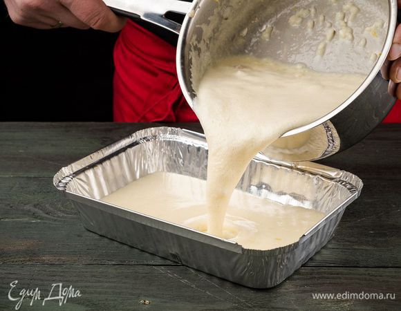 Форму для запекания смазать сливочным маслом, переложить в нее смесь для пудинга. Выпекайте блюдо 1 час при температуре 170°С.
