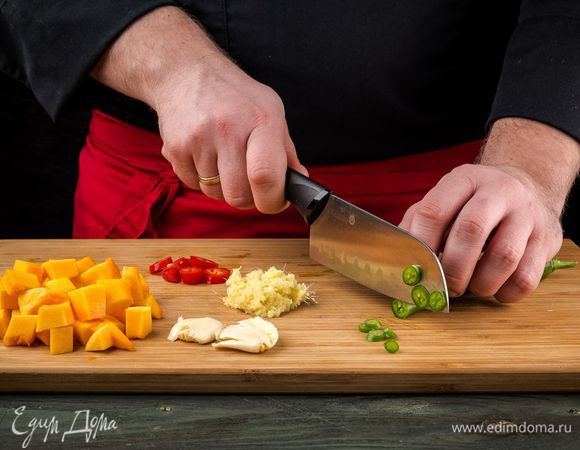 Тыкву нарезать небольшими кубиками, а перец чили — кольцами. Чеснок почистить, раздавить плоской стороной ножа и мелко нарезать. Имбирь почистить и натереть на мелкой терке.
