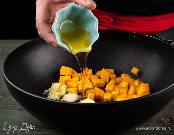 Разогреть в сковороде растительное и кунжутное масло, добавить чеснок, чили, тыкву, имбирь и мед, влить полстакана горячей воды и довести тыкву до готовности.