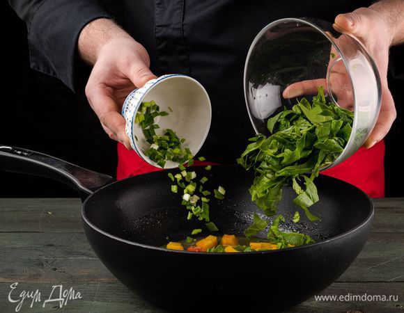 Зеленый лук нарезать и отправить в сковороду вместе со шпинатом.