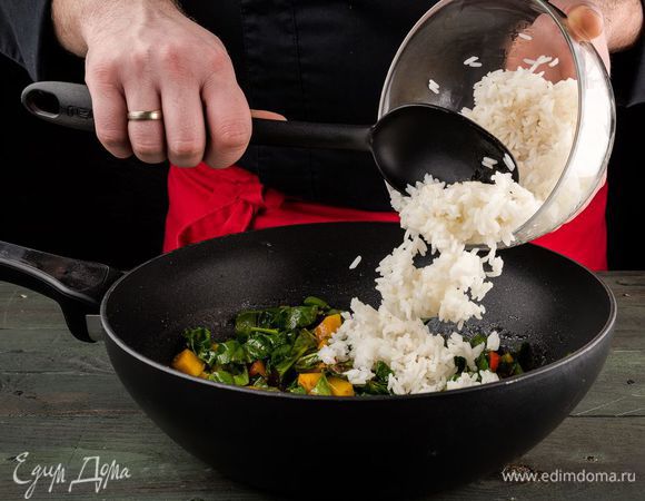 Добавить отварной рис, паприку, влить соевый соус. Перемешать и подержать на огне еще 1 — 2 минуты. 