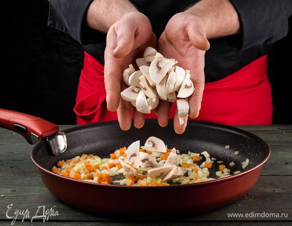 Шампиньоны нарезать и поджарить на растительном масле вместе с луком (мелко нарезанным) и нарезанной морковью. Добавить специи и душистые травы. Жарить до полуготовности.