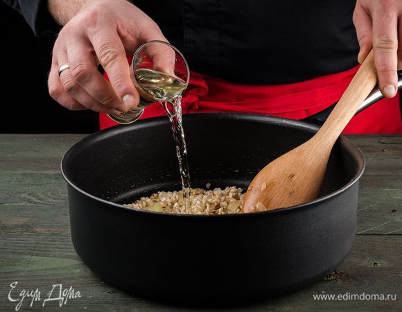 Вливаем белое вино и ждем, пока оно выпарится.