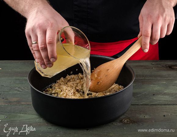 Потом постепенно начинаем вливать горячий бульон небольшими порциями. Так продолжаем готовить 20 минут.