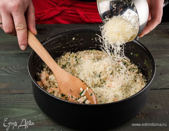 Добавляем специи по вкусу, тертый сыр. Все перемешиваем и снимаем с огня.