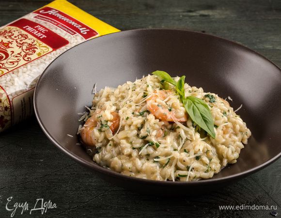 Украшаем блюдо свежим базиликом. Приятного аппетита!