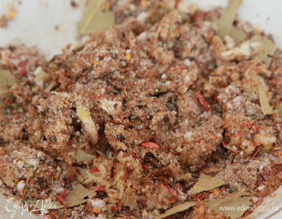 Все ингредиенты для маринада, кроме вина, тщательно измельчаются и перемешиваются.