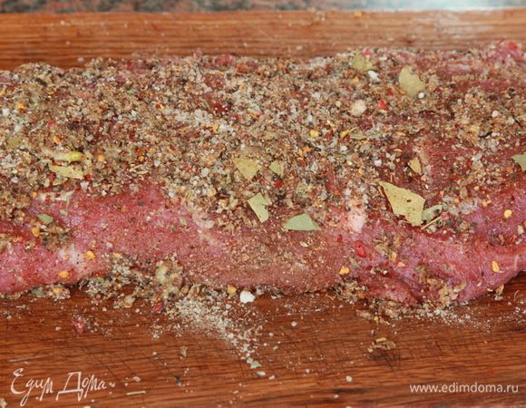 Для брезаолы я взяла филе говядины. Теперь это филе тщательно обмазываем со всех сторон нашими специями.