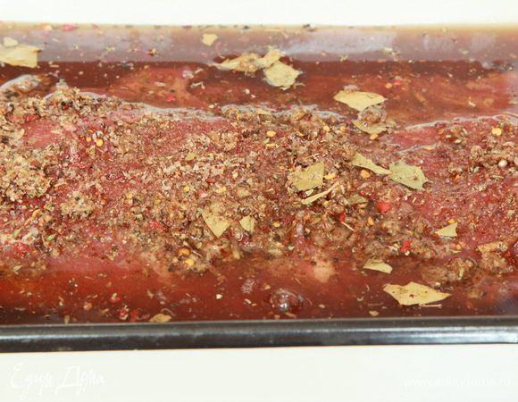 Теперь в емкость, в которой планируем мариновать брезаолу, наливаем вино и погружаем в него мясо. У меня для этих целей есть эмалированный судок. Вино должно покрывать мясо почти полностью, это видно на фото. Накрываем крышкой и отправляем мясо в холодильник на 10 дней. 