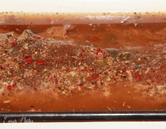 Через пять дней интересуемся процессом маринования: вот так уже выглядит мясо. Мы его переворачиваем для равномерности просола, накрываем крышкой и снова отправляем в холодильник.