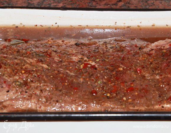 По истечении 10 дней вынимаем мясо из холодильника и извлекаем из маринада. Будущая брезаола заметно отвердела и стала более темной. Просушиваем будущую брезаолу бумажными полотенцами и хорошо бьем скалкой. Это нужно для того, чтобы верхние слои обменялись с внутренними ароматами пряностей.