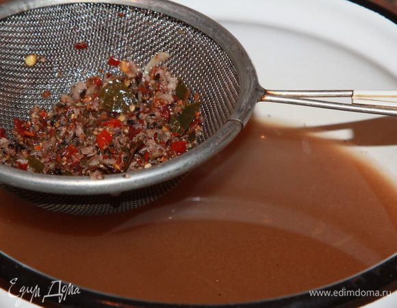 Сливаем маринад через ситечко.