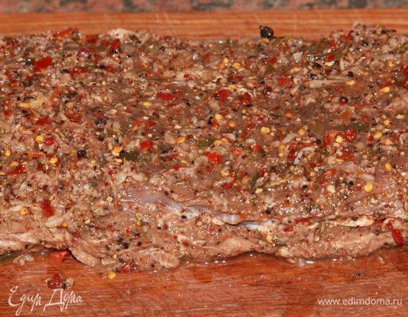 И теперь распределяем половину пряностей по поверхности мяса с одной стороны.