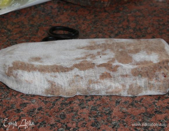 Раскладываем по поверхности стола марлю в два слоя и выкладываем на нее мясо пряностями вниз. Теперь распределяем оставшиеся пряности с другой стороны мяса, заворачиваем его, стараясь завернуть поплотнее, и концы завязываем бечевкой. Все, мясо готово к вялению. На двое суток я подвесила мясо в кухне прямо над раковиной, там с него стекала жидкость. Должна сказать, что жидкости было очень и очень мало: один вечер покапало немного и все. В помещении, где вы будете подвешивать мясо, должно быть не очень тепло, у меня было +20°С, и оно должно быть проветриваемым. То есть, я проветривала кухню не менее 4 раз в день. Должна сказать, что начала я вялить мясо сразу после Нового года. После двух дней в кухне, я вынесла мясо на застекленный балкон, подвесила и оставила его там, при температуре +6 +10 градусов на 25 дней. Вообще-то по рецепту мясо вялится 40 дней, но я прощупывала мясо периодически, и когда оно стало плотным наощупь, сняла с вяления. И правильно сделала, потому что, если бы оно вялилось у меня все 40 дней, то стало бы слишком сухим. Все зависит от толщины куска, у меня кусок был плоским и не очень толстым.