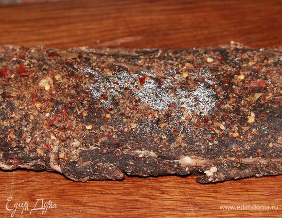 Вот так выглядело мясо после 25 дней вяления. Вот это беленькое — это плесень. Но это полезная плесень и угрозы организму никакой не несет. Вот если вы увидите, не приведи Господи, синюю или зеленую плесень, то тогда нужно понимать, что мясо испортилось и есть его нельзя. Но такое может произойти только, если не был соблюден температурный режим. Т. е. было очень тепло. Если тепло, то тогда лучше все делать в холодильнике: если есть возможность, то подвесить на дверцу, если нет, просто влежку, и каждый день переворачивать.