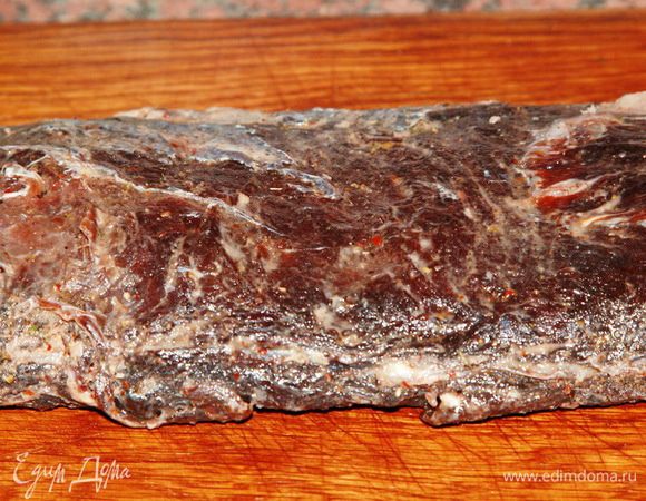 Очищаем мясо от специй, тщательно их счищаем: они нам больше не нужны. Свое дело они уже сделали. Теперь натираем нашу брезаолку хорошим растительным маслом, лучше, если это будет ореховое или кунжутное. Я натерла брезаолу кунжутным маслом. Вот и все!